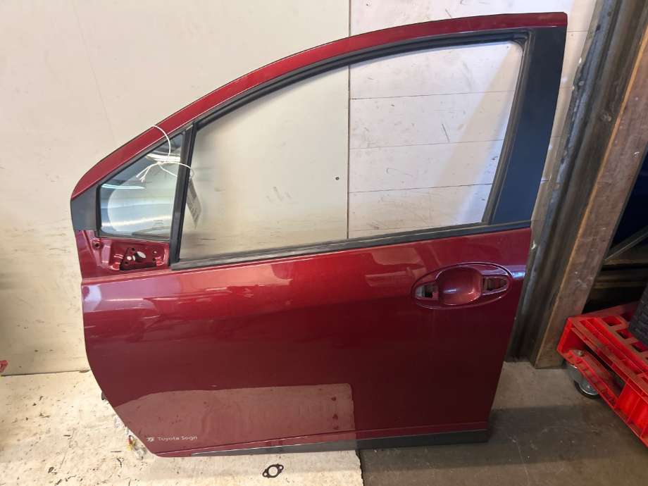 Dør venstre foran til Toyota Yaris 2014-2020 (Type III, Fase 2)  (TOYOTA|67002-0D510|670020D500|)
