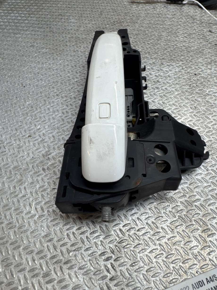 Dørhåndtak utv høyre foran til Audi A4 2007-2014 (Type IV) (B8) (B8) (AUDI|8T0837886B|8T0837205A|)