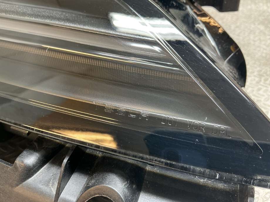 Frontlykt høyre halogen til Tesla Model 3 2018-2023 (Fase 1)  (TESLA|1760889-00-H|)