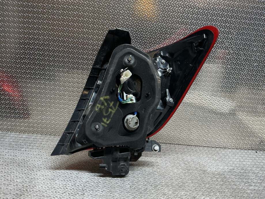 Baklykt venstre til Toyota Yaris 2012-2014 (Type III, Fase 1) (TOYOTA|815610D610|)