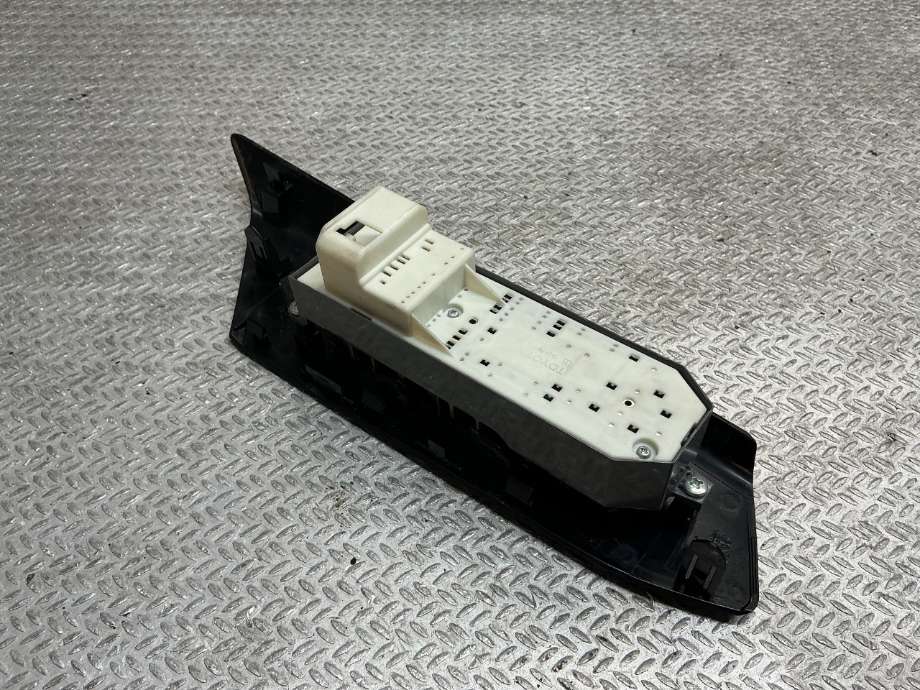 Bryter diverse til Toyota RAV4 2013-2015 (Type IV, Fase 1)  (TOYOTA|7423142180C0|)