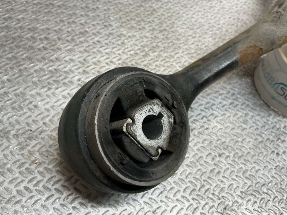 Bærebru høyre foran nedre til BMW X3 2007-2010 (Fase 2) (E83) (E83) (BMW|31 10 3 443 128|)