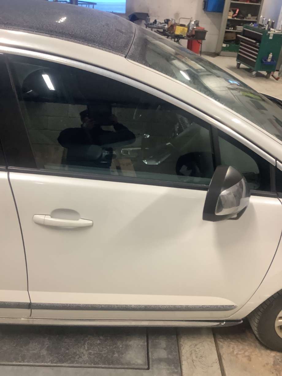 Dør høyre foran til Peugeot 3008 2009-2016 (Type I) (PEUGEOT|9004 AV|)