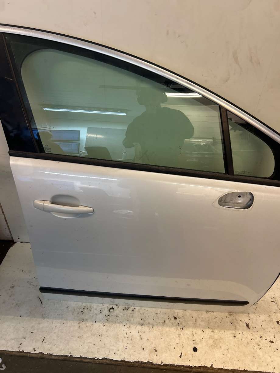 Dør høyre foran til Peugeot 3008 2009-2016 (Type I)  (PEUGEOT|9004 AV|)