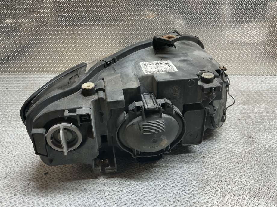 Frontlykt venstre halogen til Audi A4 2004-2008 (Type III) (B7) (B7) (AUDI|8E0 941 003 AJ|)