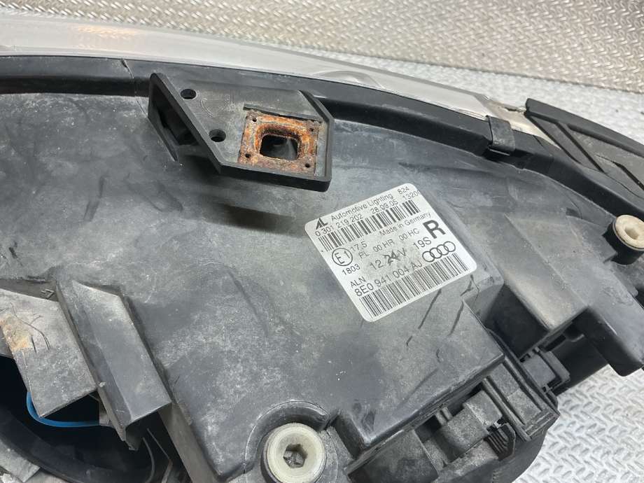 Frontlykt høyre halogen til Audi A4 2004-2008 (Type III) (B7) (B7) (AUDI|8E0 941 004 AJ|)