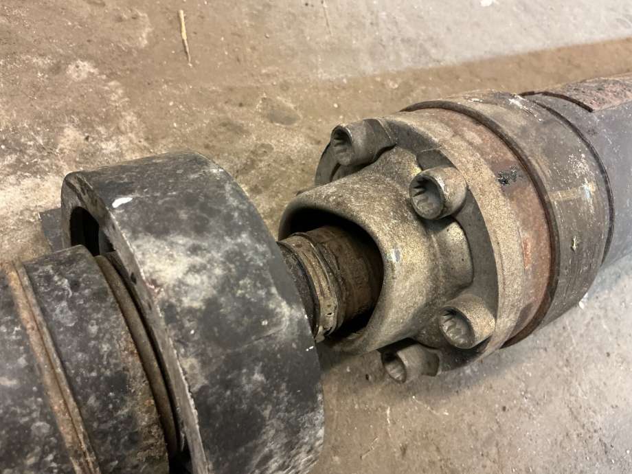 Mellomaksel bakre til VW Transporter / Caravelle 2015-2019 (T6) (T6) (VOLKSWAGEN|7E3 521 102 G|7E0 521 101 C|)