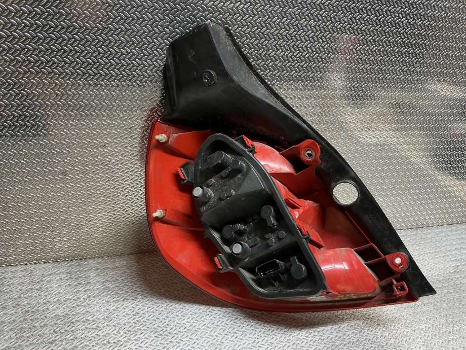 Baklykt høyre til Renault Clio 2006-2009 (Type III, Fase 1)  (RENAULT|8200459960|)