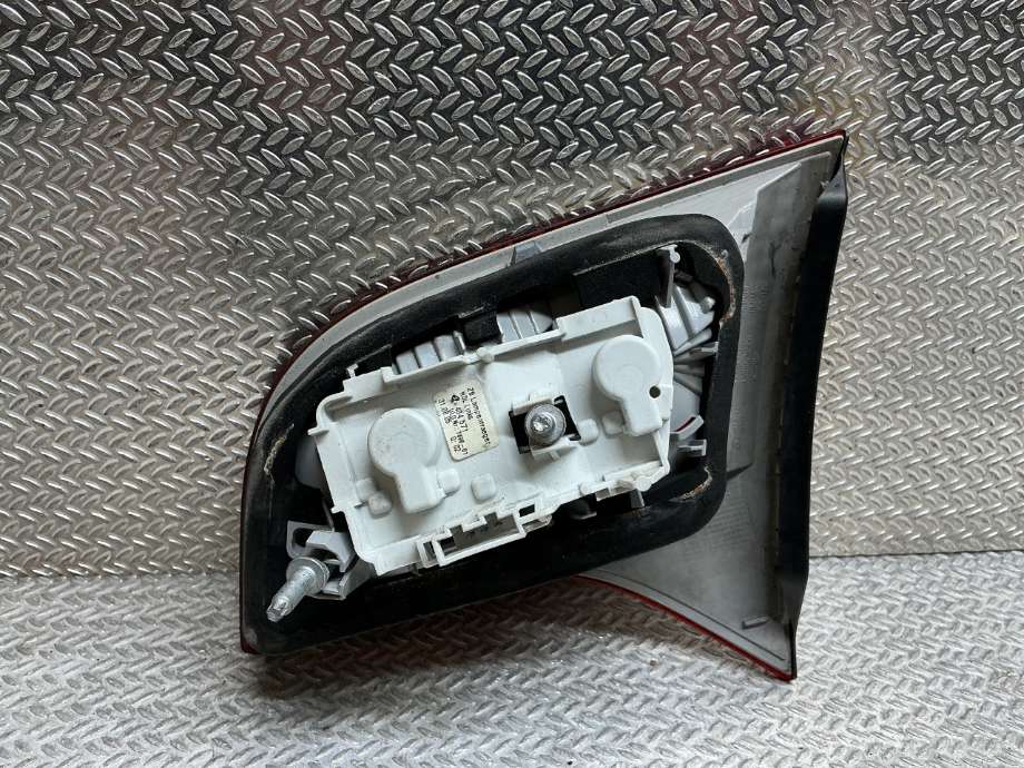 Baklykt venstre indre til Audi A4 2004-2008 (Type III) (B7) (B7) (AUDI|8E9 945 093 A|)
