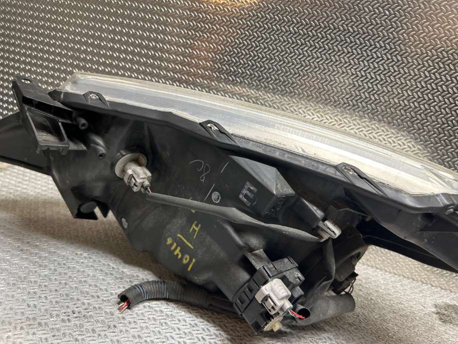 Frontlykt høyre halogen til Toyota Yaris 2012-2014 (Type III, Fase 1) (TOYOTA|811300D450|)