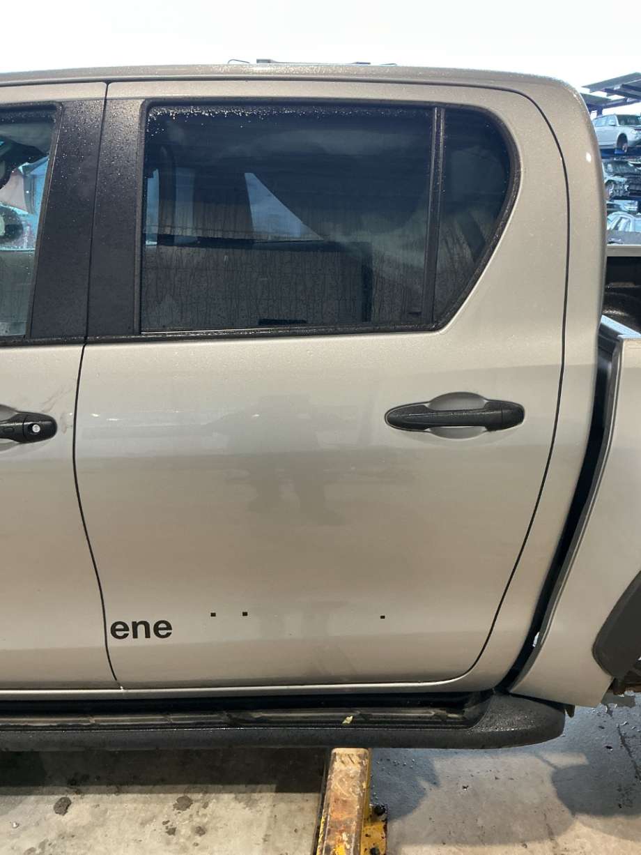 Dør venstre bak til Toyota Hilux, 2020-->> (TOYOTA|)