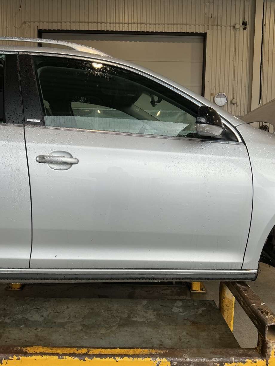 Dør høyre foran til VW Golf VI, 2008-2012  (VOLKSWAGEN|1K5 831 106 F)
