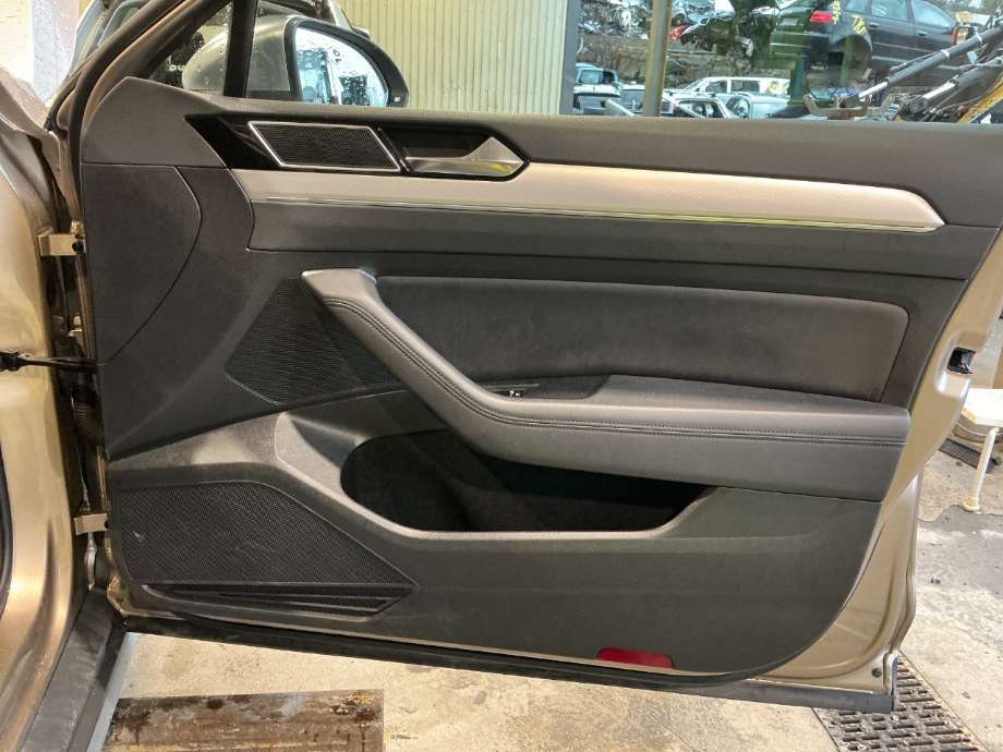 Dørtrekk høyre til VW Passat, 2015-2019 (Fase 1) (B8) (B8) (VOLKSWAGEN|)