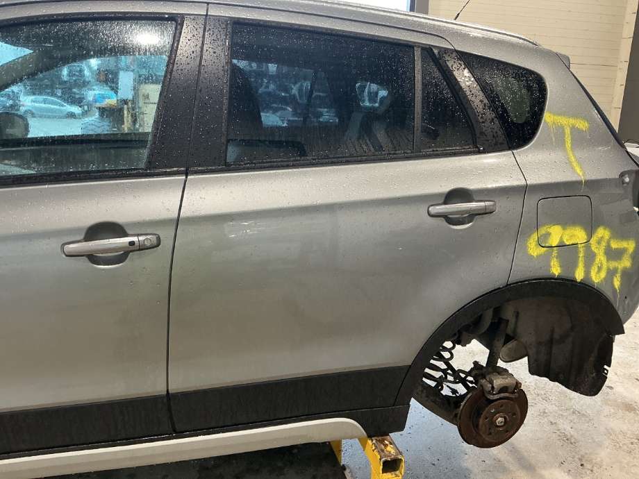Dør venstre bak til Suzuki SX4 S-CROSS, 2013-->> (Type II)  (SUZUKI|)