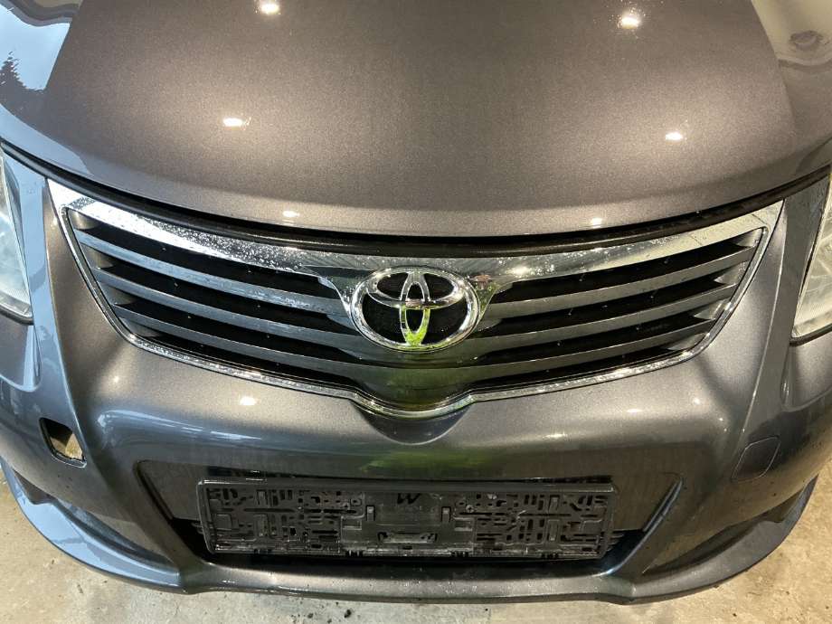 Grill til Toyota Avensis, 2009-2015 (Type III, Fase 1)  (TOYOTA|)