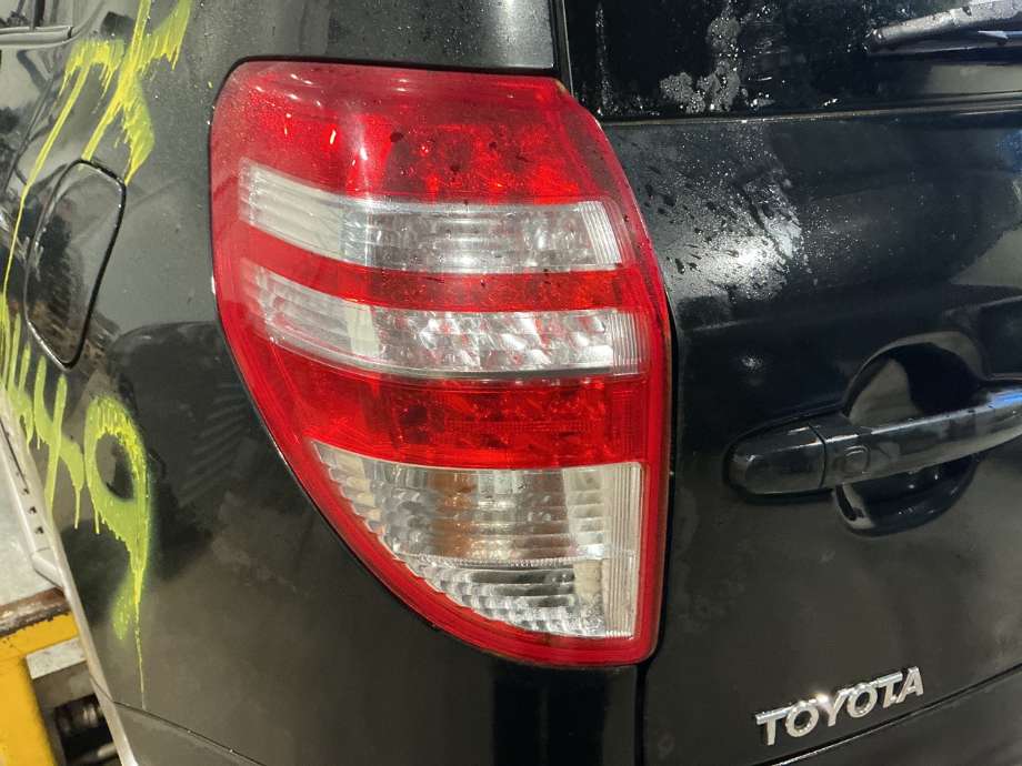 Baklykt venstre til Toyota RAV4, 2009-2013 (Type III, Fase 2)  (TOYOTA|)