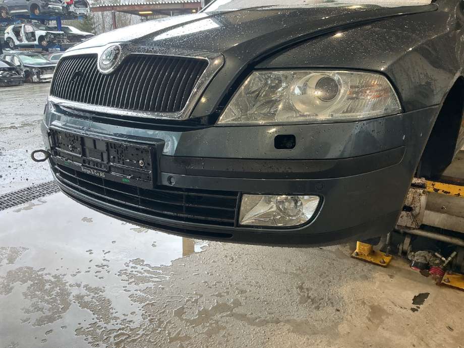 Støtfanger foran til Škoda Octavia 2005-2008 (Type II, Fase 1)  (SKODA|1Z0 807 221 C|)