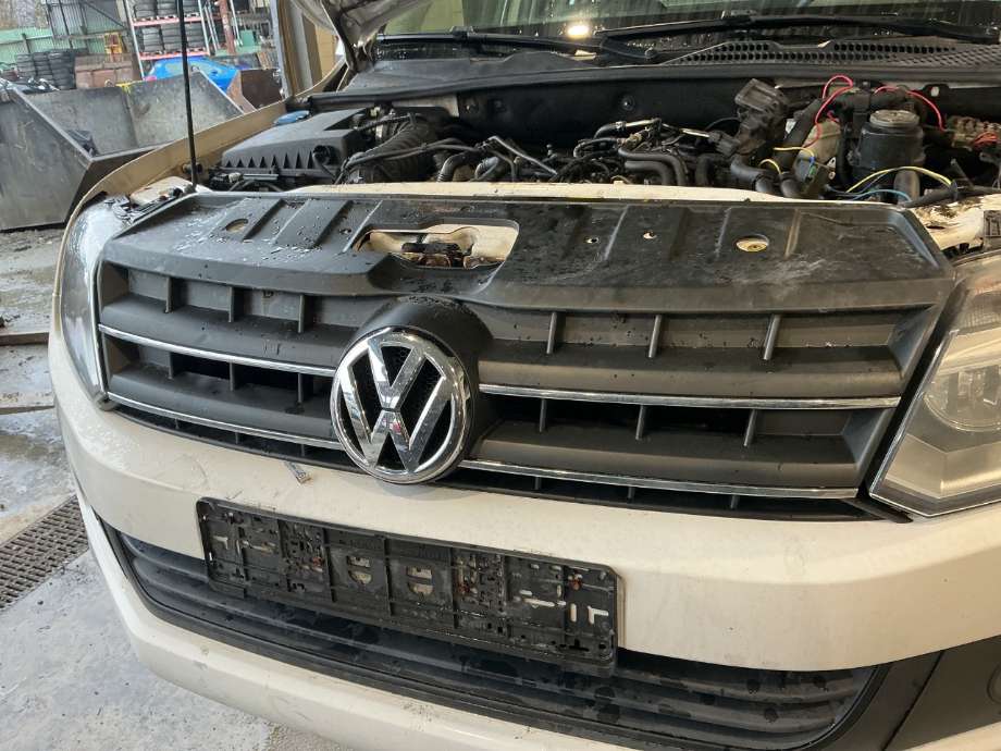 Grill til VW Amarok, 2010-2016 (Type I, Fase 1)  (VOLKSWAGEN|)