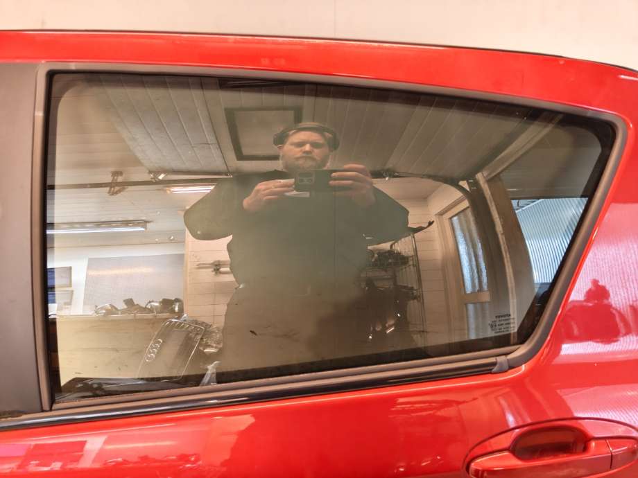Siderute venstre bak til Toyota Yaris, 2012-2014 (Type III, Fase 1)  (TOYOTA|681400D210)