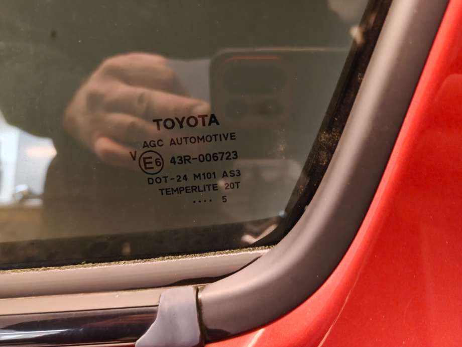 Siderute venstre bak til Toyota Yaris 2012-2014 (Type III, Fase 1)  (TOYOTA|681400D210|)