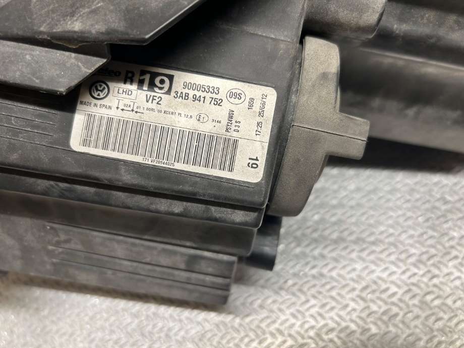 Frontlykt høyre xenon til VW Passat 2011-2015 (B7) (B7) (VOLKSWAGEN|3AB941754|3AB 941 754|3AB 941 752)
