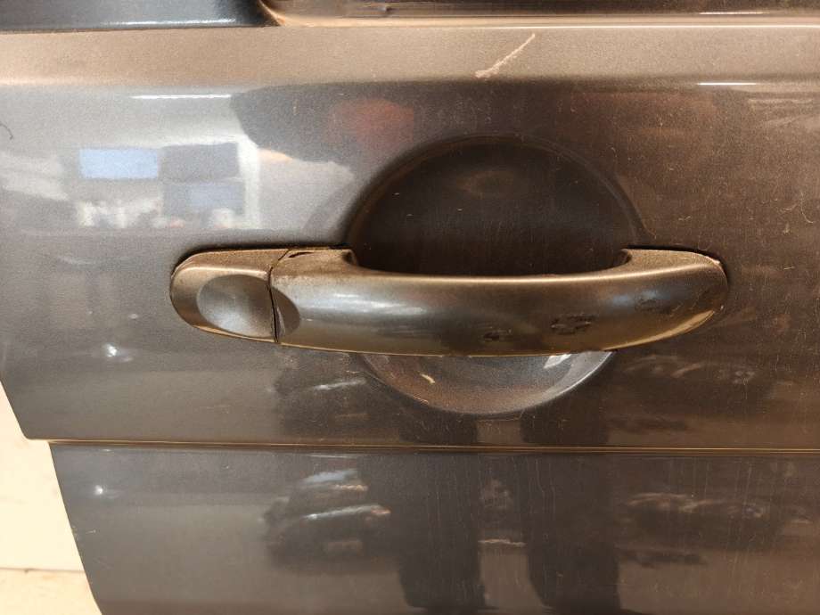 Dørhåndtak utv høyre foran til VW Transporter / Caravelle, 2009-2015 (Fase 2) (T5) (T5) (VOLKSWAGEN|7H0 837 205 D)
