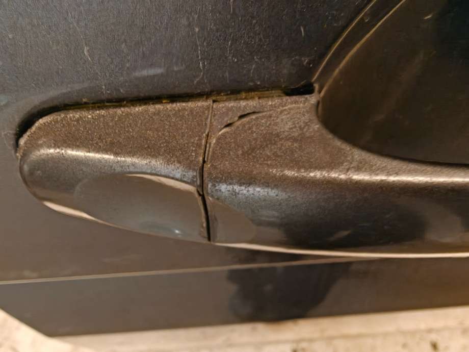 Dørhåndtak utv høyre foran til VW Transporter / Caravelle 2009-2015 (Fase 2) (T5) (T5) (VOLKSWAGEN|7H0 837 205 D|7H0 837 886 C|)