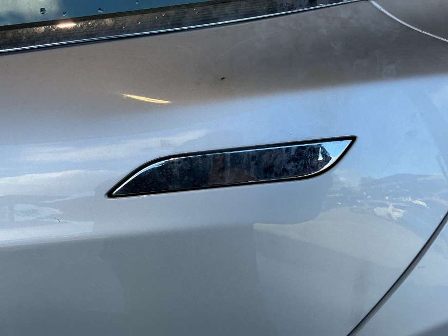 Dørhåndtak utv venstre bak til Tesla Model S, 2013-2016 (Fase 1)  (1007374-00-L)