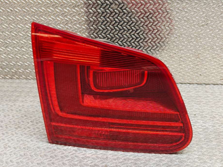 Baklykt venstre indre til VW Tiguan, 2011-2016 (Type I, Fase 2)  (VOLKSWAGEN|5N0 945 093 G)