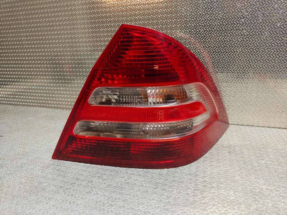 Baklykt høyre til Mercedes C-Klasse, 2004-2007 (Fase 2) (W203) (W203) (MERCEDES|A 203 820 20 64)