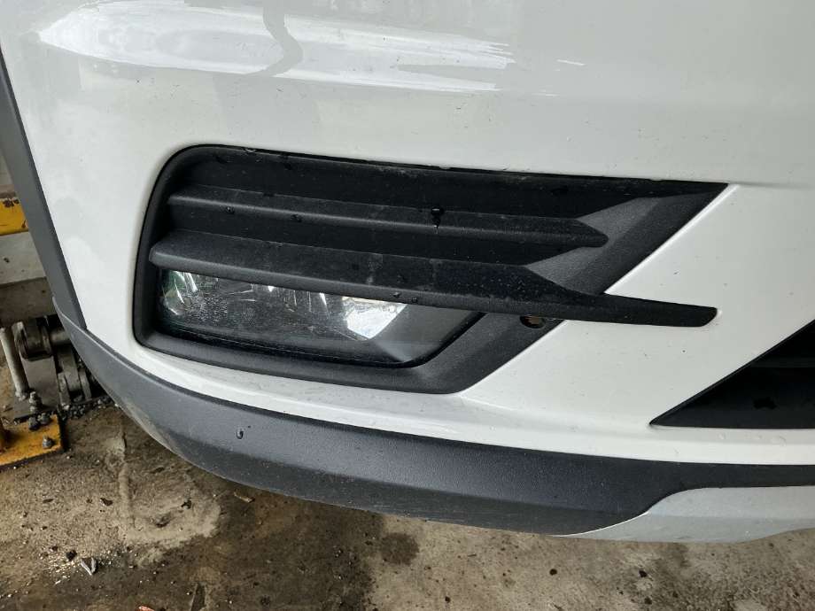 Grill høyre til VW Caddy 2015-2020 (Type III, Fase 3) (VOLKSWAGEN|2K5 853 666 C 9B9|)