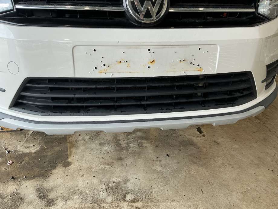 Grill midt til VW Caddy 2015-2020 (Type III, Fase 3) (VOLKSWAGEN|2K5 853 677 9B9|)
