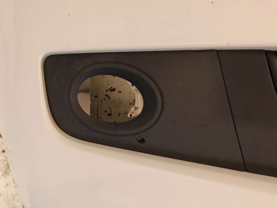 Grill høyre til VW Amarok, 2010-2016 (Type I, Fase 1)  (VOLKSWAGEN|2HH 807 490 A  9B9)