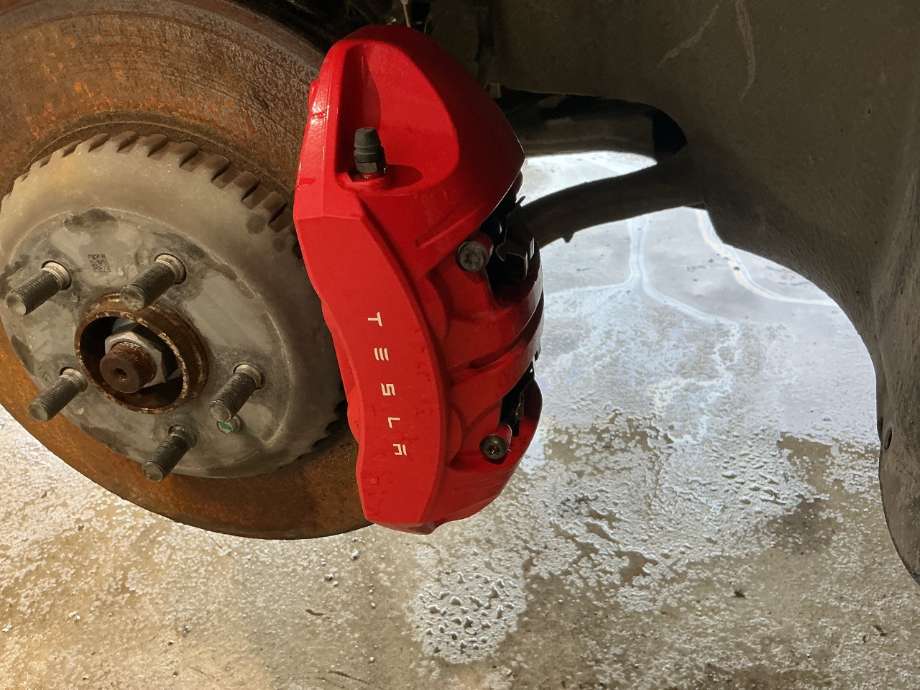 Bremsecaliper venstre foran til Tesla Model 3, 2018-2023 (Fase 1)  (TESLA|)