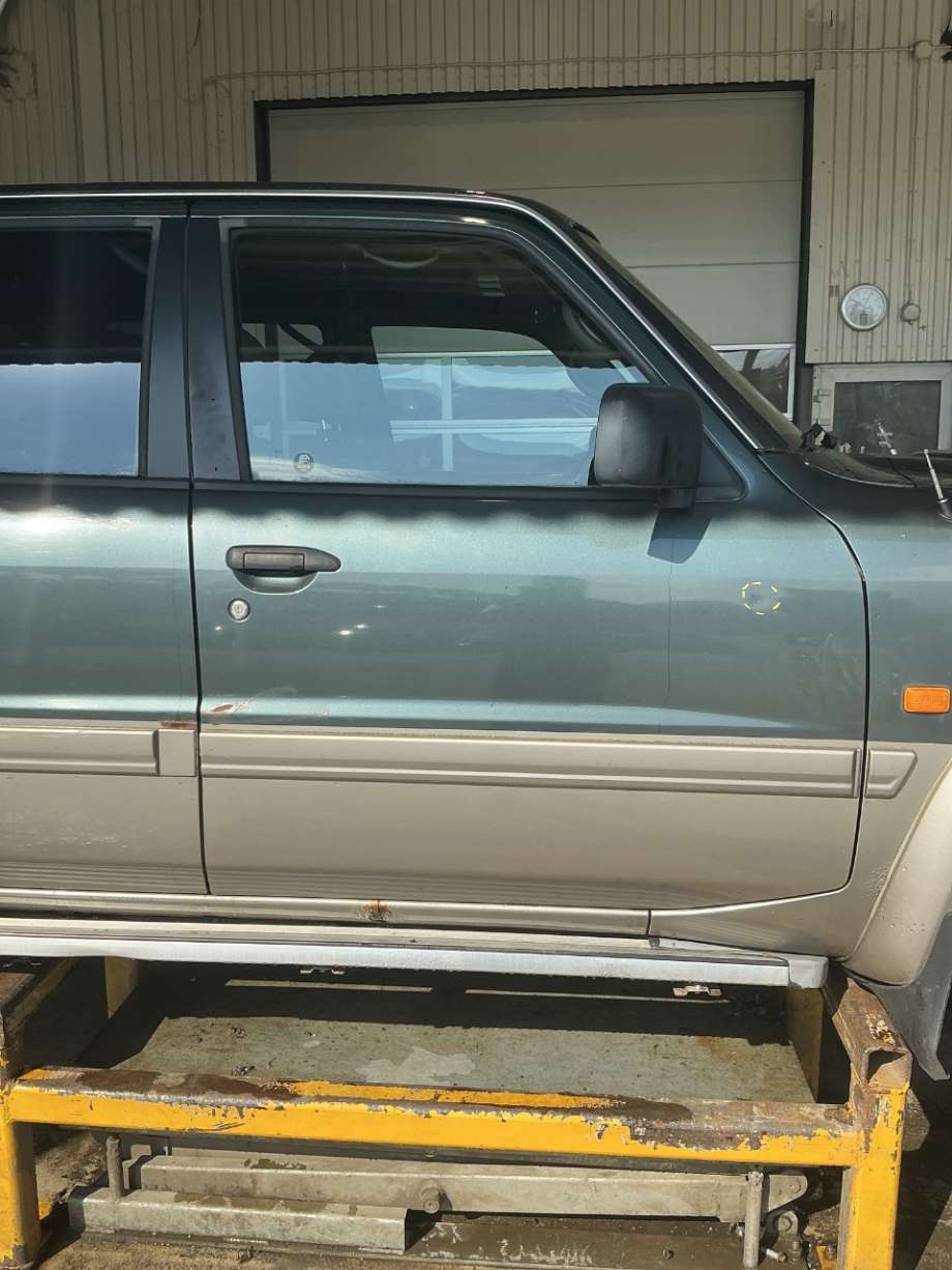 Dør høyre foran til Nissan Patrol, 1998-2004 (Fase 1) (Y61) (Y61) (NISSAN|)