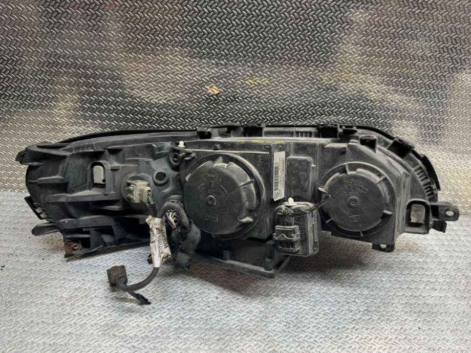 Frontlykt venstre xenon til Volvo V70 2000-2004 (Type II, Fase 1)  (VOLVO|30655905|)