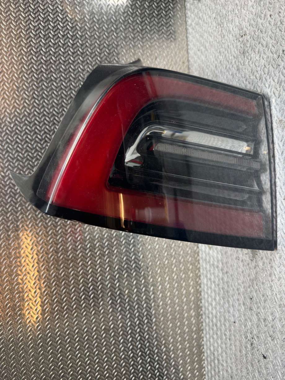 Baklykt venstre til Tesla Model Y, 2021-2024 (Type I)  (TESLA|1502086-00-D)