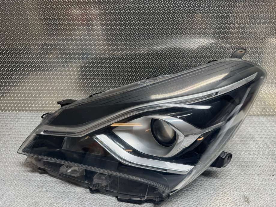 Frontlykt venstre halogen til Toyota Yaris, 2014-2020 (Type III, Fase 2)  (TOYOTA|811700DK10)