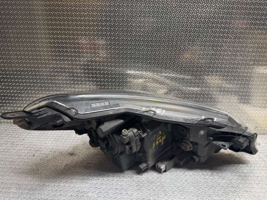Frontlykt venstre halogen til Toyota Yaris 2014-2020 (Type III, Fase 2)  (TOYOTA|811700DK10|)