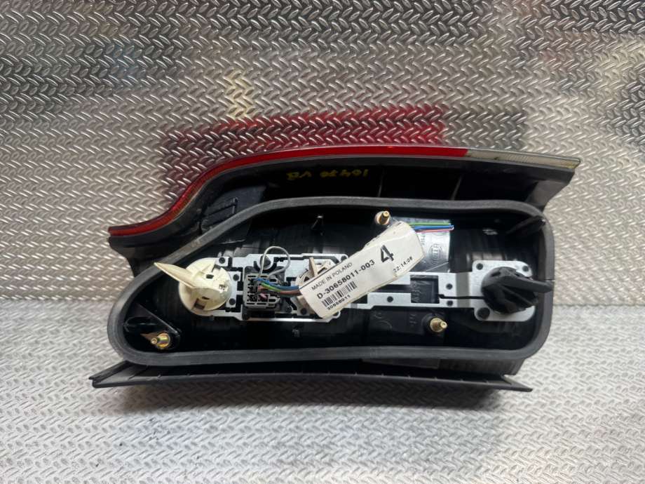 Baklykt venstre til Volvo V70 2000-2004 (Type II, Fase 1)  (VOLVO|9474848||D-30658011-003)