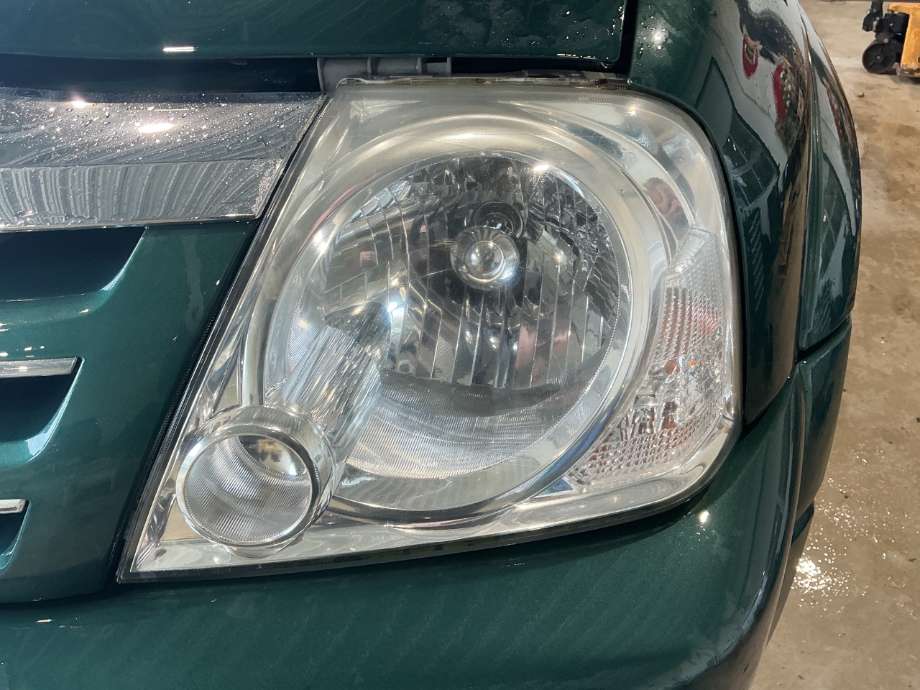 Frontlykt venstre halogen til Suzuki Grand Vitara 1998-2005 (Type II) (SUZUKI|3532050J20|)