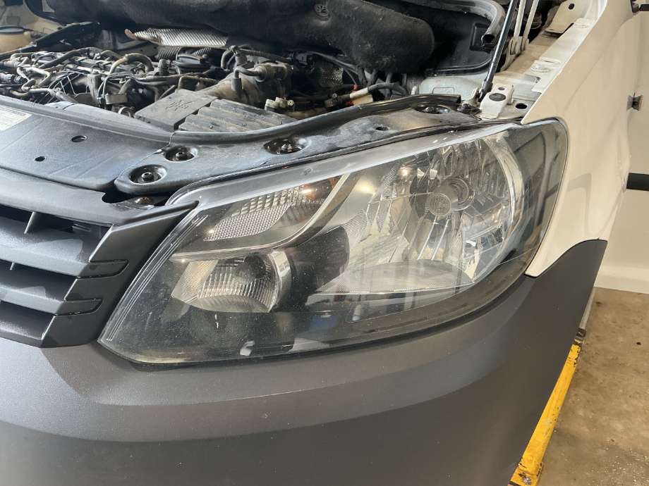 Frontlykt venstre halogen til VW Caddy, 2010-2015 (Type III, Fase 2)  (VOLKSWAGEN|)