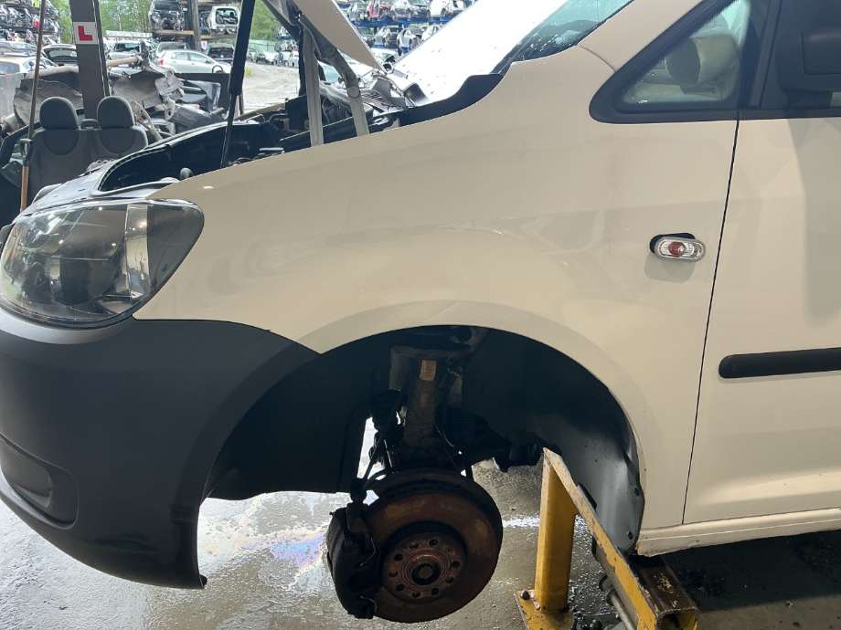 Skjerm venstre foran til VW Caddy, 2010-2015 (Type III, Fase 2)  (VOLKSWAGEN|)