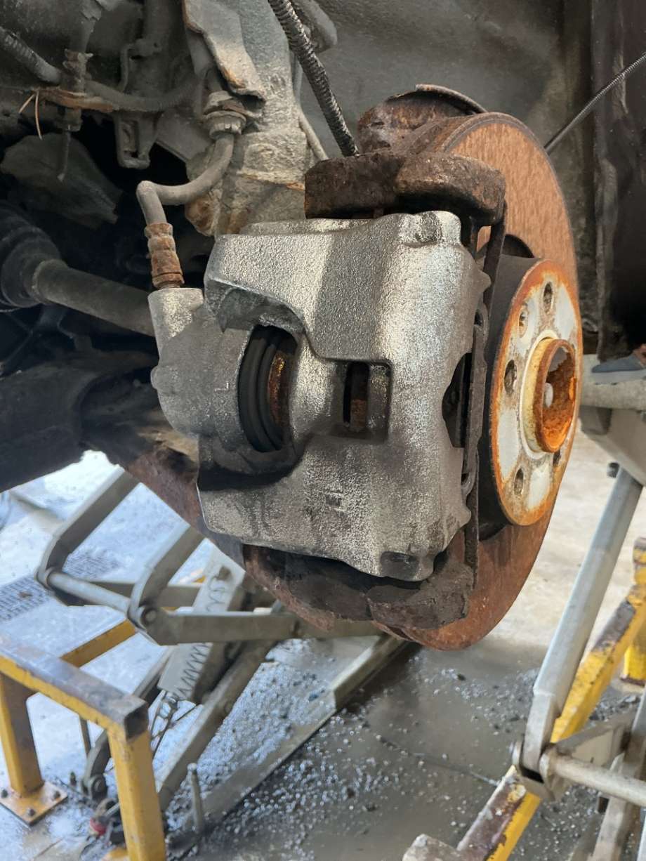 Bremsecaliper venstre foran til Volvo V70, 2007-2013 (Type III, Fase 1)  (VOLVO|)