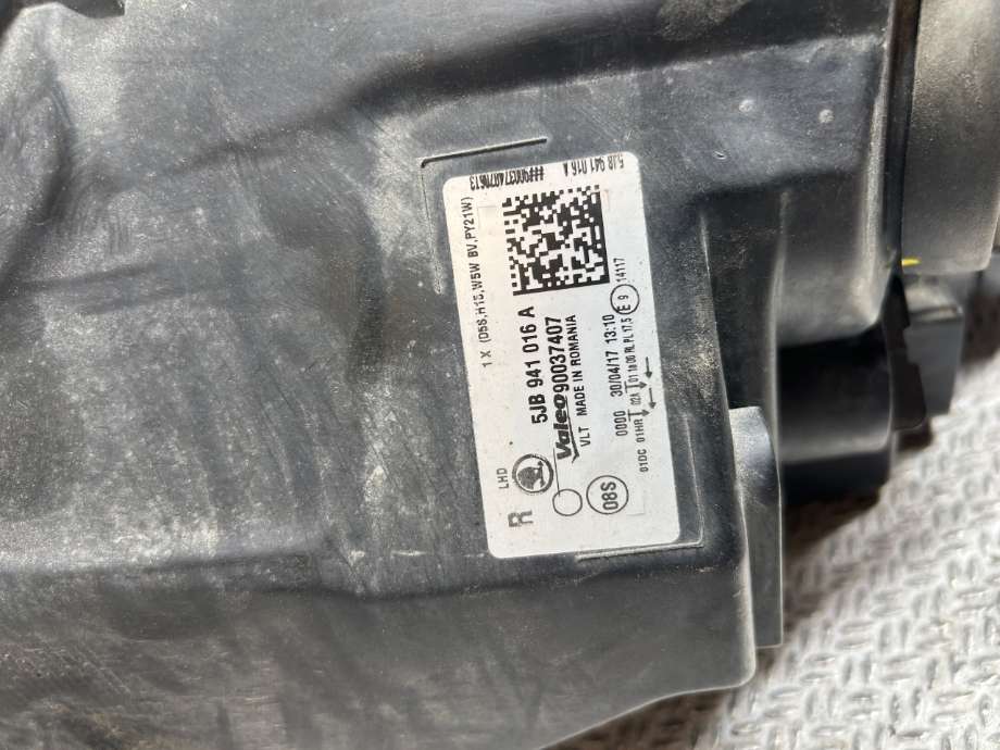 Frontlykt høyre halogen til Škoda Rapid 2012-2019 (SKODA|5JB 941 017 A||5JB941016A)