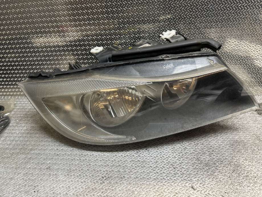 Frontlykt høyre halogen til BMW 3-Serie 2005-2011 (E90/E91/E92/E93) (E90/E91/E92/E93) (BMW|63116942722|)