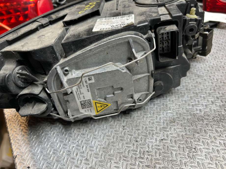 Frontlykt venstre xenon til Volvo V50 2007-2012 (Fase 2) (VOLVO|32206139|0301237271|31299587)