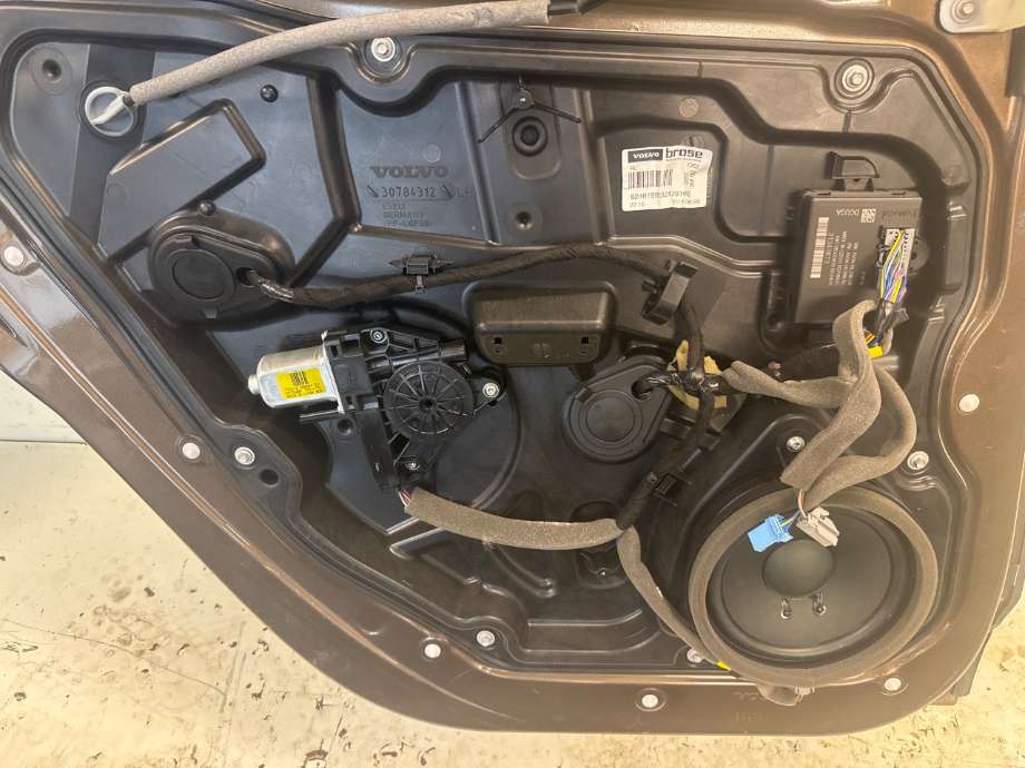 Låsekasse venstre til Volvo V60/V60 CC 2013-2018 (Type I, Fase 2)  (VOLVO|31349864|)