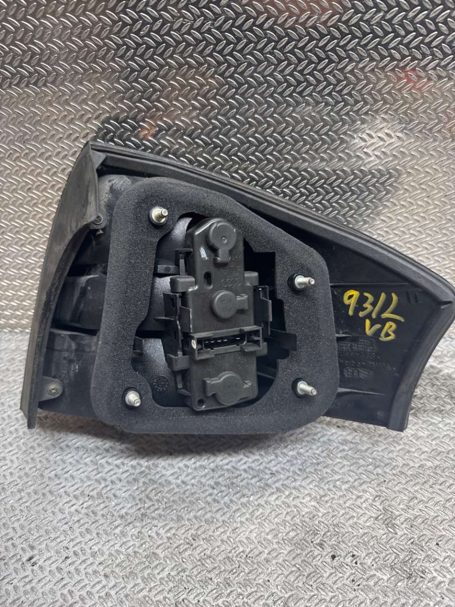 Baklykt venstre til Audi A6 1997-2001 (Type II, Fase 1) (C5) (C5) (AUDI|4B5945095|)