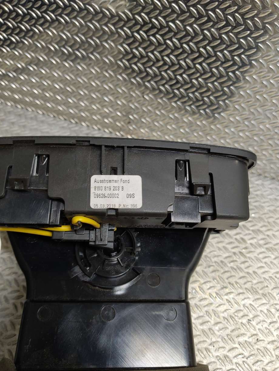 Dashbord friskluftdyse til Audi A4 2015-2019 (Type V, Fase 1) (B9) (B9) (|8W0819203B)